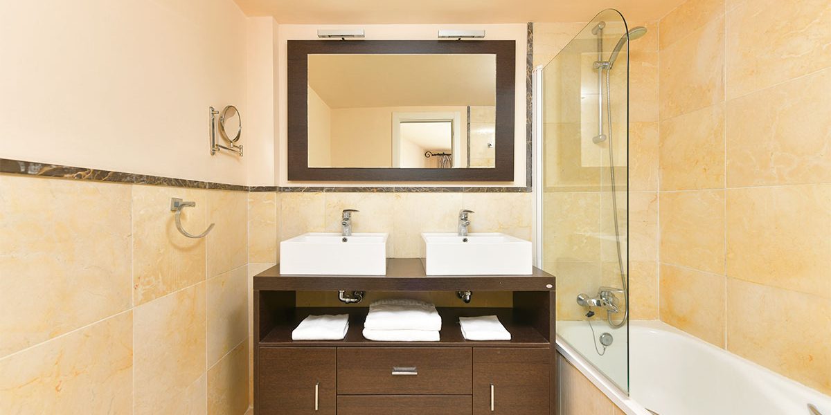 olee-holiday-rentals-apartamento-1-dormitorio-frontal-bano-1