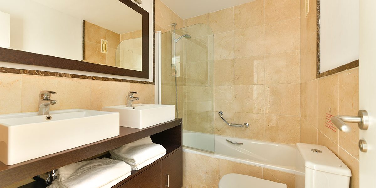 olee-holiday-rentals-apartamento-2-dormitorios-lateral-bano-2